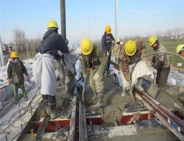 中頻電爐鑄造企業又立功 日照至曲阜段正線鋪軌完成